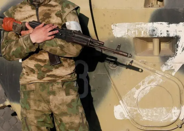 Un soldat russe tenant une arme