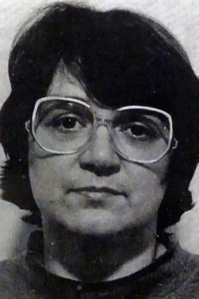 Rosemary West fue una asesina en serie británica que, junto con su esposo Fred West, cometió al menos 12 asesinatos entre 1967 y 1987.