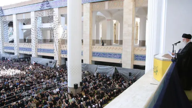 O líder supremo iraniano, aiatolá Ali Khamenei, segura um rifle enquanto lidera a oração de sexta-feira na Mesquita Imam Khomeini Musalla, em Teerã, Irã, em outubro de 2024.