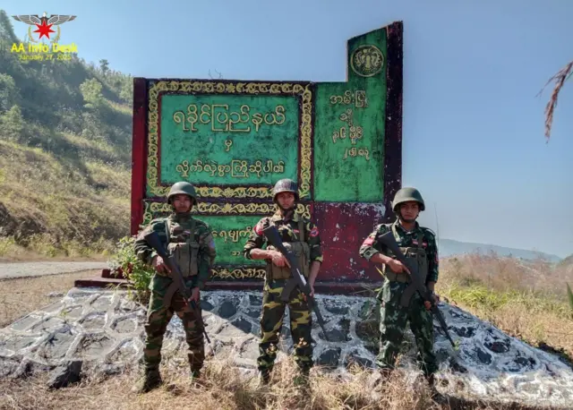 အေအေ တပ်ဖွဲ့ဝင်တချို့ (ပုံဟောင်း)