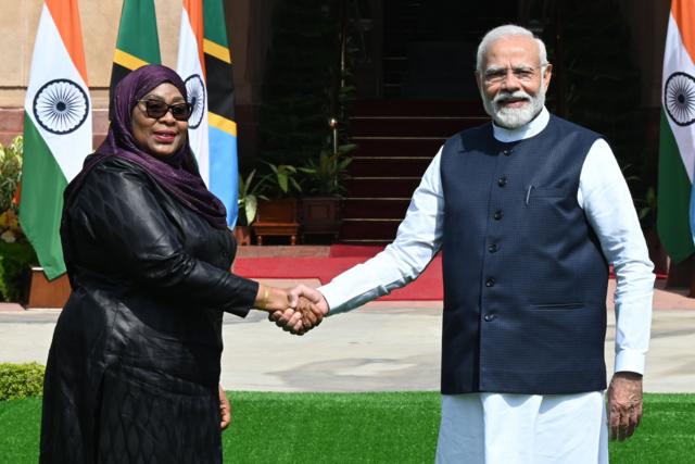 O primeiro-ministro da Índia, Narendra Modi, em encontro com a presidente da Tanzânia, Samia Suluhu Hassan, em outubro de 2023