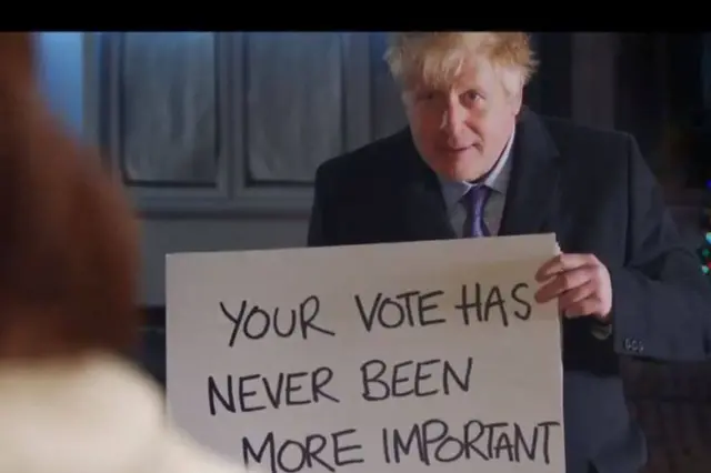 Boris Johnson parodie une scène culte de "Love Actually" dans un clip de campagne