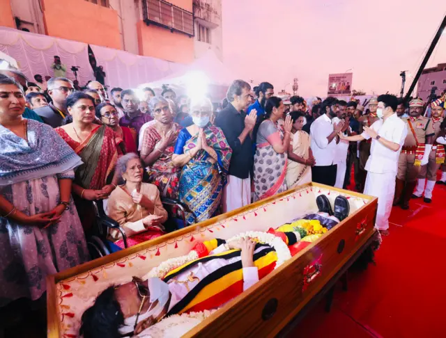 விஜயகாந்த் உடல் 72 குண்டுகள் முழங்க அரசு மரியாதையுடன் நல்லடக்கம்