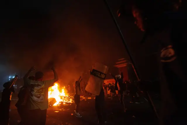 Pengunjuk rasa meneriakkan yel-yel saat aksi di Polda DIY, Jumat (29/08).