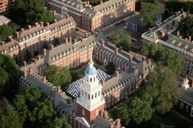 Vista de dron de la Universidad de Harvard