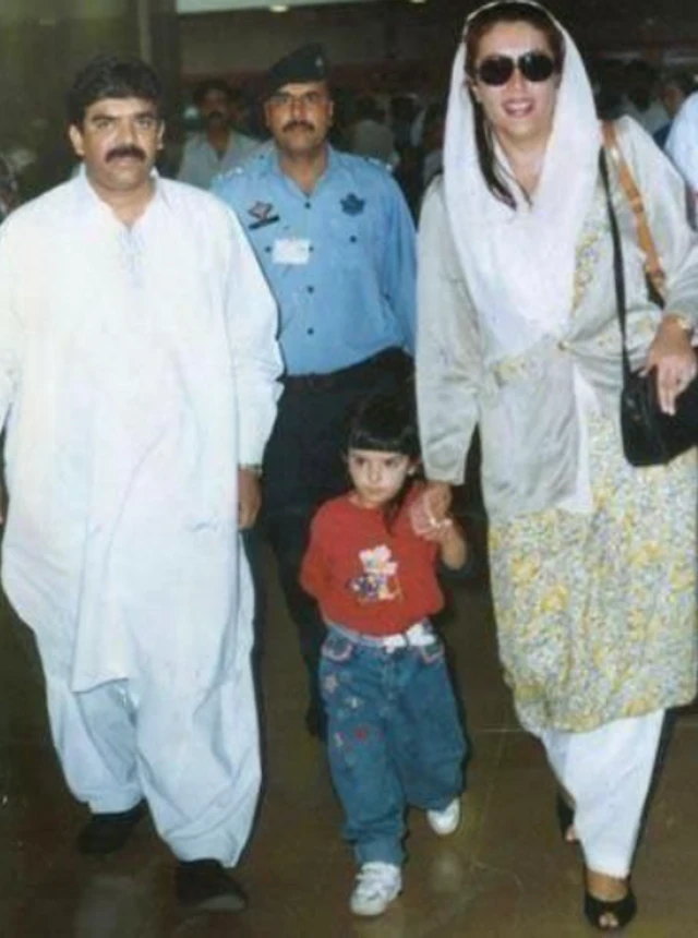 अपनी सुरक्षा अधिकारी मुनव्वर सुहरावर्दी के साथ बेनज़ीर भुट्टो. पीपुल्स पार्टी के नेता मुनव्वर सुहरावर्दी अपनी चेयरपर्सन बेनज़ीर भुट्टो के बेहद भरोसेमंद साथी और चीफ़ सिक्योरिटी अफ़सर भी थे.