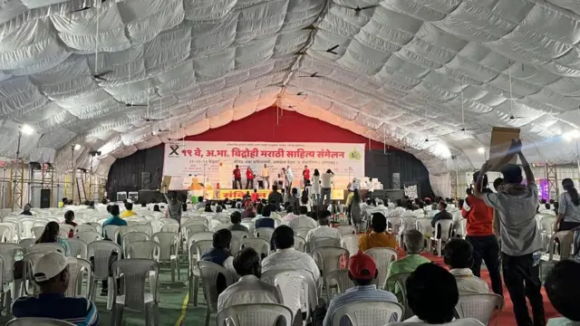 रॅप सादर करताना तरुण