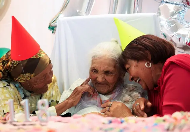 Margaret Maritz mai shekara 118 tare da 'ya'yanta mata biyu, Getryda Maritz, mai shekara 81, da kuma Liza Daniels, mai shekara 67 - Juma'a 27 Satumba 2024