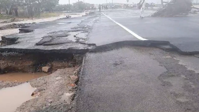 મોરબીમાં ભારે વરસાદના કારણે માળીયા નજીક નેશનલ હાઇવે તૂટી ગયો છે