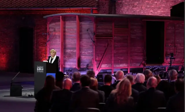 یکی از بازماندگان هولوکاست سخنرانی می‌کند