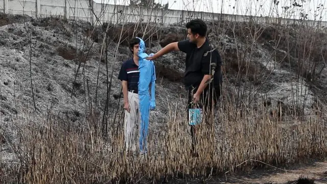 Hombre pintado de azul. 