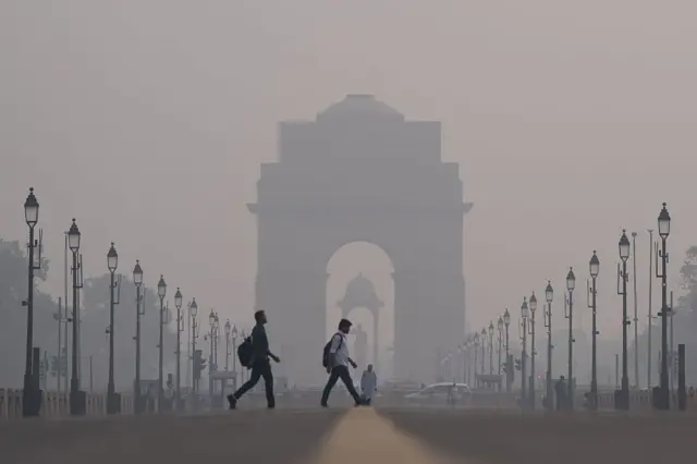 রাজধানী দিল্লিতে বায়ু দুষণ ভয়াবহ পর্যায়ে পৌঁছিয়েছে - বুধবার সকালের ছবি