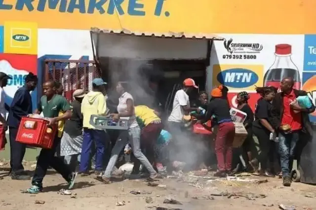 Dadka ajniga neceb ee reer Koonfur Afrika oo boobayo dukaamo ay Soomaali leeyihiin