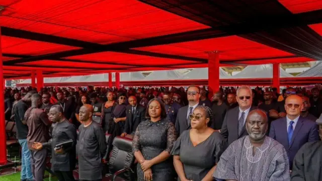 Mourners wey wear black dress gada for di Independence Square for Ghana for di state funeral of di helicopter crash victims
