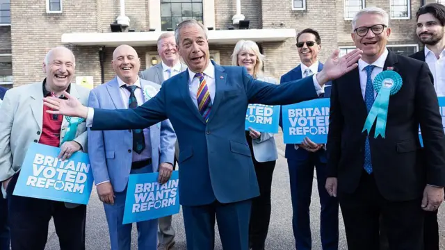 Nigel Farage, líder de Reform UK, saluda a la prensa a las afueras del Ayuntamiento de Havering tras las elecciones locales en Romford, Reino Unido.