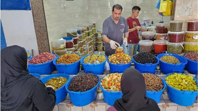 Nan kuma wasu mata ne ke cefane a kasuwar birnin Tripoli na kasar Libya, gabanin bikin Maulidin Annabi Muhammadu S.A.W