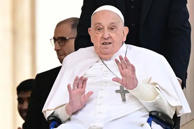 Ezigbo aha Popu Francis bụ Jorge Mario Bergoglio. A mụrụ ya ụbọchị Tọzde 17 Disemba 1936 na Flores, Buenos Aires, mba Argentina.
O bu diọkpara ezinaụlọ ya. O nwere ụmụnne anọ.
