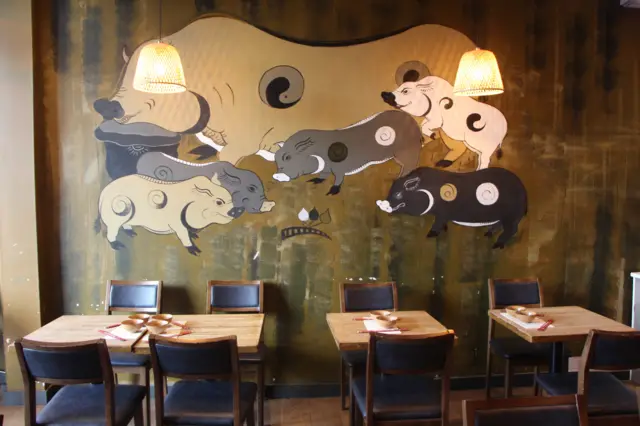 Bên trong nhà hàng Pho City, trong khoảng thời gian nghỉ mỗi ngày 3:30-5:00 chiều