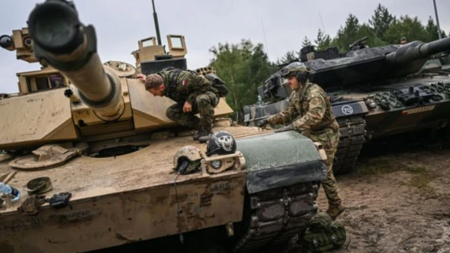 "M1 Абрамс" жана "Леопард 2A5" танктары Польшада