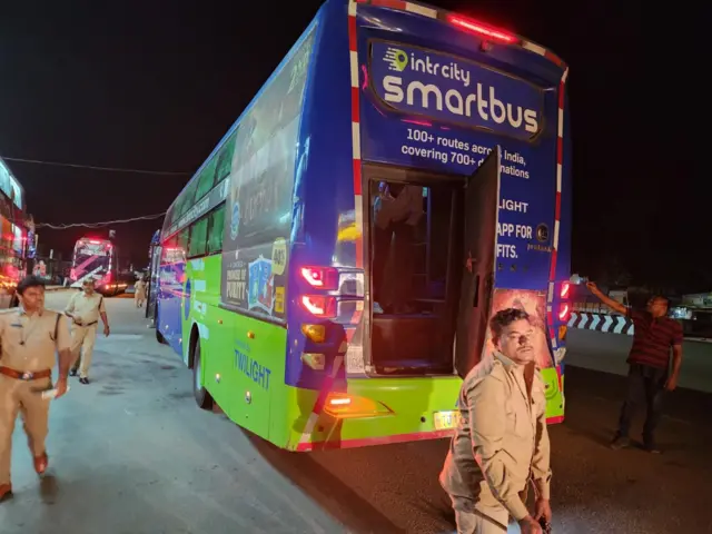 ఏపీలోని ఆది, సోమ వారాల్లో ప్రైవేటు బస్సులను తనిఖీ చేస్తున్న రవాణాశాఖ అధికారులు, సిబ్బంది