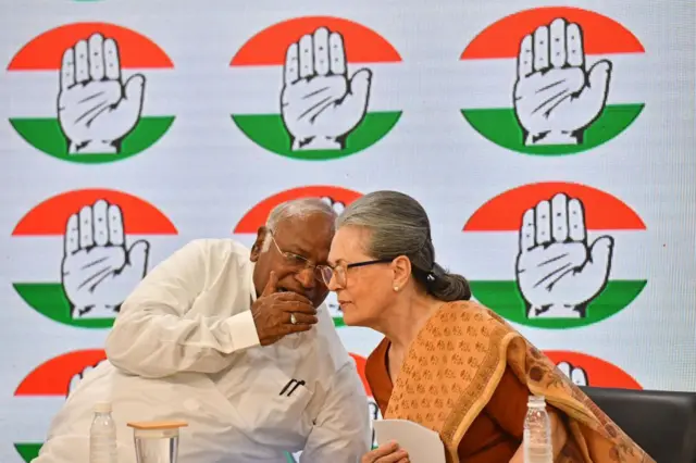 কংগ্রেস দফতরে পরামর্শরত সোনিয়া গান্ধী ও মল্লিকার্জুন খাড়গে