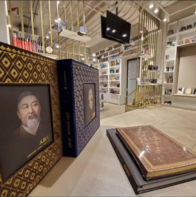 Китеп дүкөндүн ички көрүнүшү