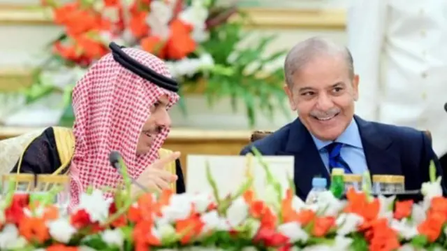 সৌদি পররাষ্ট্রমন্ত্রী ফয়সল বিন ফারহানের সঙ্গে পাকিস্তানের প্রধানমন্ত্রী শাহবাজ শরিফ।
