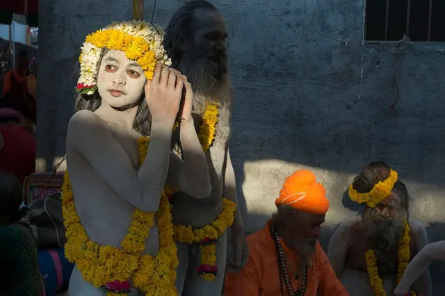 નાગા સાધૂ, રવેડી એટલે શું, ભવનાથના મેળાની શરૂઆત કોણે અને ક્યારે કરાવી, જૂનાગઢ, ગિરનાર પરિક્રમ્મા, જૂના અખાડા, દશનામી, અગ્નિ, રાવટીઓ, બીબીસી ગુજરાતી, બીબીસી ન્યૂઝ ગુજરાતી 