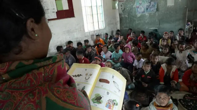 খাড়িয়া শিশুরা প্রাথমিক শিক্ষা পাচ্ছে বাংলায়