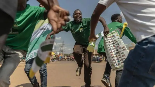 Wafuasi wa chama cha Democratic Green Party Frank Habineza wamekuwa wakijaribu kuomba uungwaji mkono kwa mgombea wao