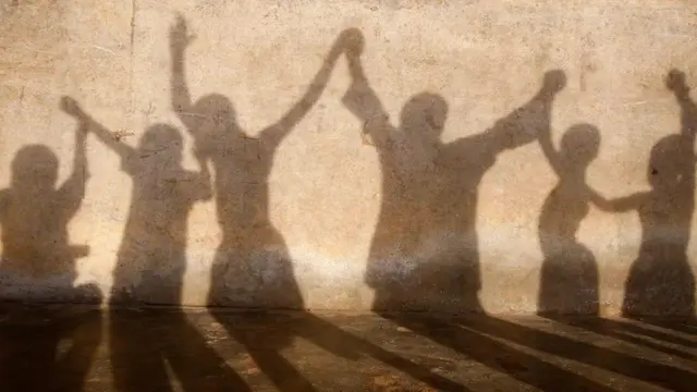 Люди танцюють