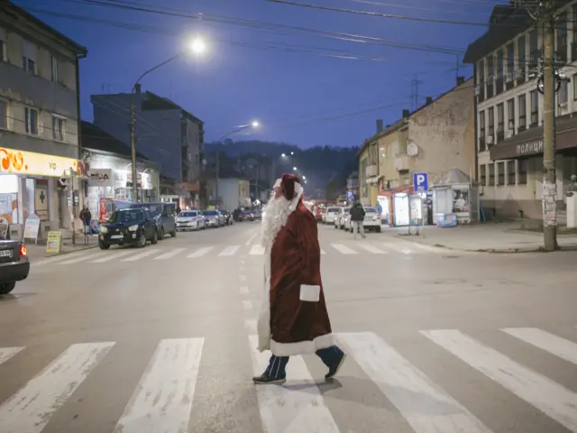 Deda Mraz na pešačkom prelazu