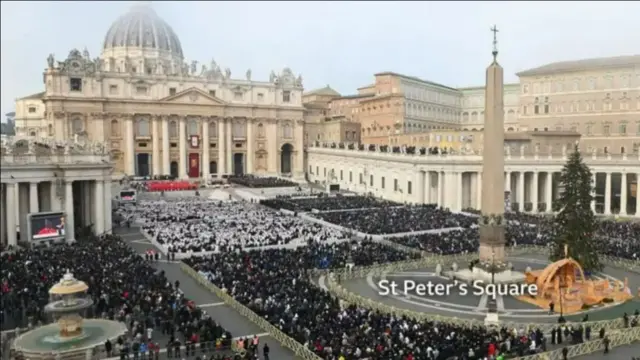 Isinsi ry'abantu bari bakoraniye mu kibaza citiriwe Umweranda Petero