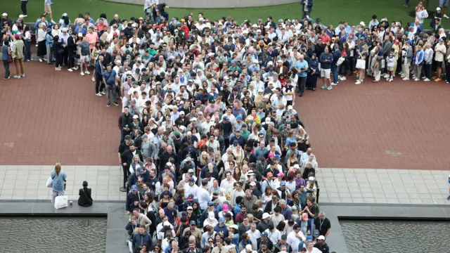 アーサー・アッシュ・スタジアムの前で大勢の観客らが並んでいる