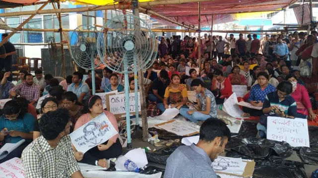 ধর্মঘটী ডাক্তার ও ইন্টার্নরা।