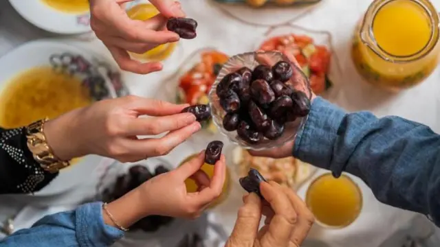 ইফতারের পর অতিরিক্ত খাওয়া রোধ করতেও সাহায্য করে খেজুর 