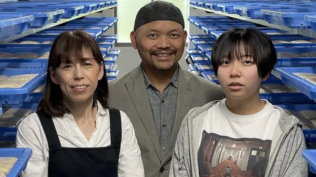 Rustono bersama istri dan putri keduanya.