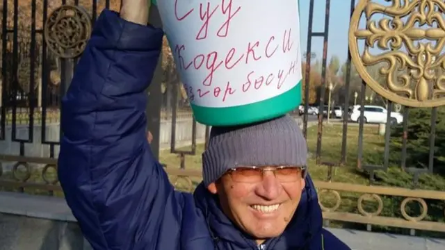 Жарандык активист Өндүрүш Токтонасыров каршылык акциясында