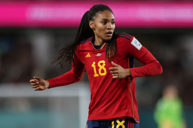 Salma Paralluelo en medio de una jugada