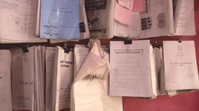 د هر دولتي پوهنتون ترڅنګ څو وړې شخصي چاپخونې فعالې دي چې د زد کونکو لپاره درسي مواد چمتو کوي.