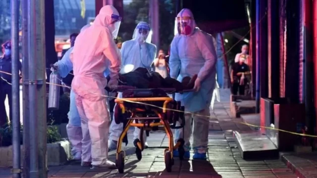 เจ้าหน้าที่กู้ภัยกำลังให้ความช่วยเหลือบุคคลไร้บ้านที่ต้องสงสัยว่าติดเชื้อโควิด-19 ขณะที่กระทรวงสาธารณสุขสามารถกระจายการฉีดวัคซีนได้เพียง 27.09% ของเป้าหมายทั้งหมด 100 ล้านโดส 