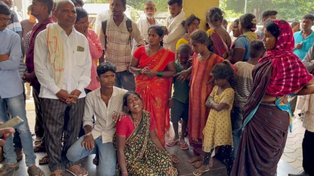 लक्ष्मीबाई टोम्पे यांनी दवाखान्याच्या प्रवेशद्वाराशेजारी टाहो फोडला होता.