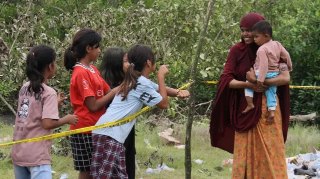 လှေနဲ့ထွက်ပြေးလာပြီး အင်ဒိုနီးရှားနိုင်ငံ၊ မြောက်ဆူမားတြားမှာရောက်သွားကြတဲ့ ရိုဟင်ဂျာ အမျိုးသမီးနဲ့ ကလေးငယ်တွေ
