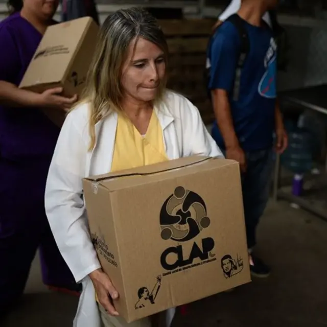 En Venezuela, el gobierno distribuye las polémicas cajas de alimentos subsidiados CLAP a través de comités locales.