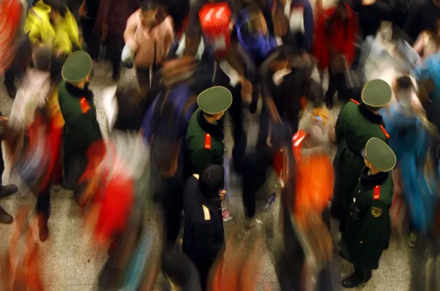Multitud en una estación de buses.