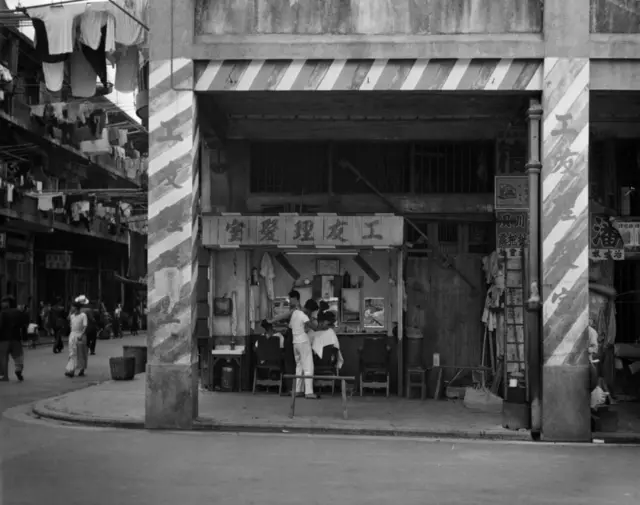香港某樓房騎樓下的理髮店(1960)