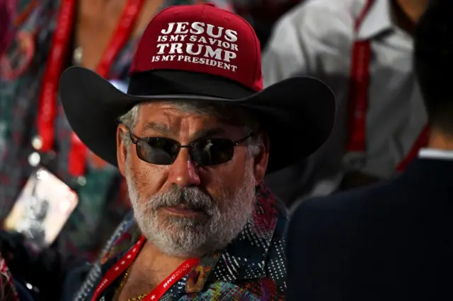 Homem com Boné dizendo 'Jesus é meu salvador, Trump é meu presidente'