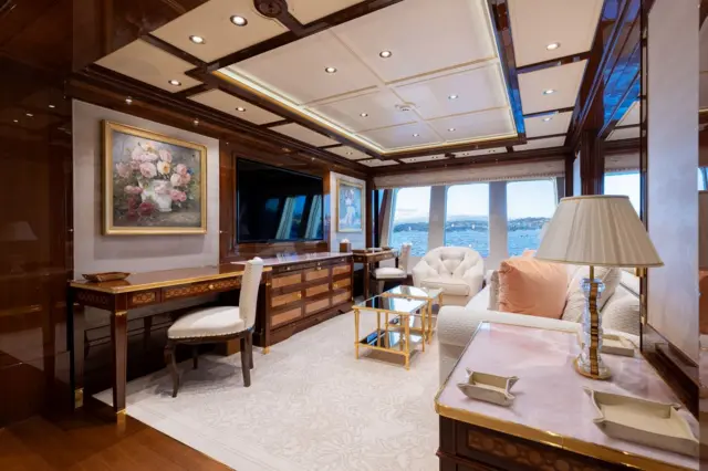 Amadea'daki odalardan birinde oldukça lüks eşyalarla dolu deniz manzaralı bir kamara görülüyor.