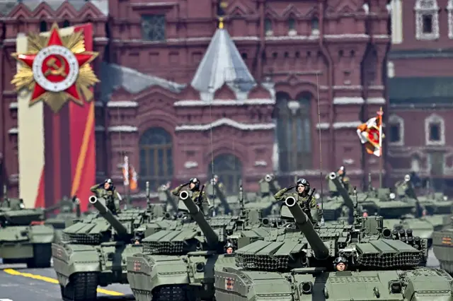 Un grupo de tanques rusos desfilando en Moscú en mayo de 2025