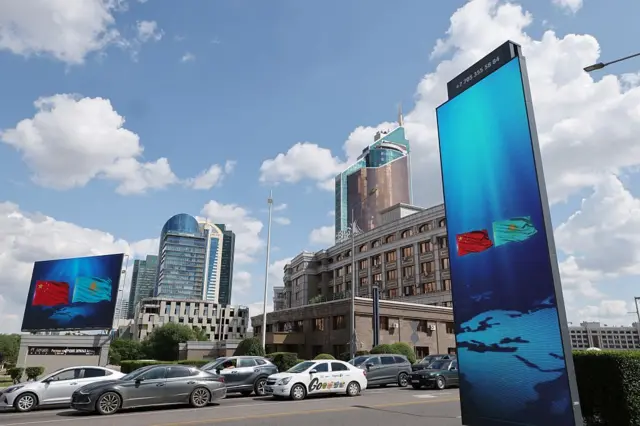 Қозоғистондаги Хитой ва Қозоғистон давлат байроқлари акс этган бинолар.